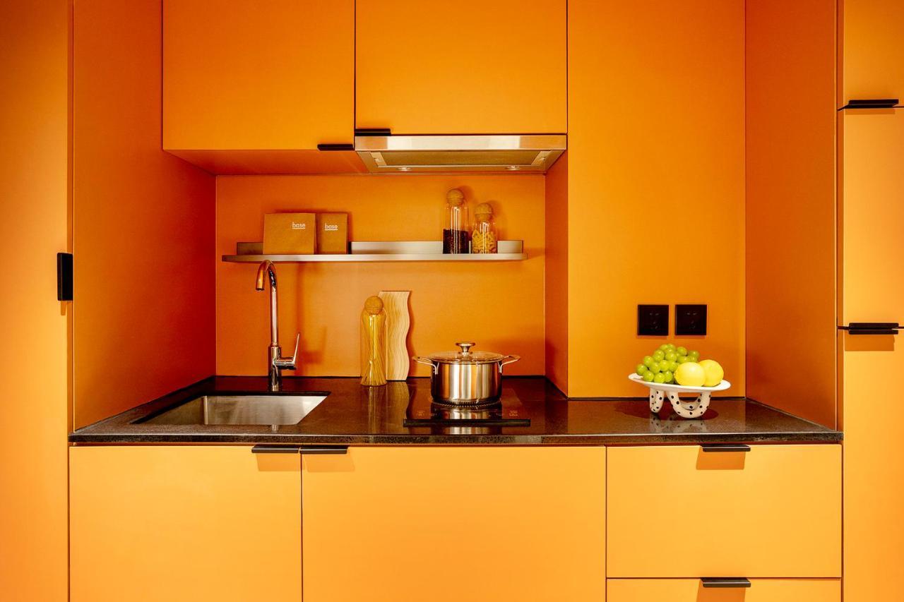 Base-Beijing Wangfujing Serviced Apartment- In Hutong &Bike Rental &Close To Forbidden City, Tian'Anmen Square &Subway Nearby &Free Coffee &Washing Machine,Kitchen &Restaurant Discount &English Speaking &High Speed Free Wifi Ngoại thất bức ảnh A typical kitchen