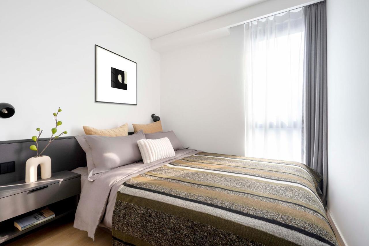 Base-Beijing Wangfujing Serviced Apartment- In Hutong &Bike Rental &Close To Forbidden City, Tian'Anmen Square &Subway Nearby &Free Coffee &Washing Machine,Kitchen &Restaurant Discount &English Speaking &High Speed Free Wifi Ngoại thất bức ảnh A bedroom