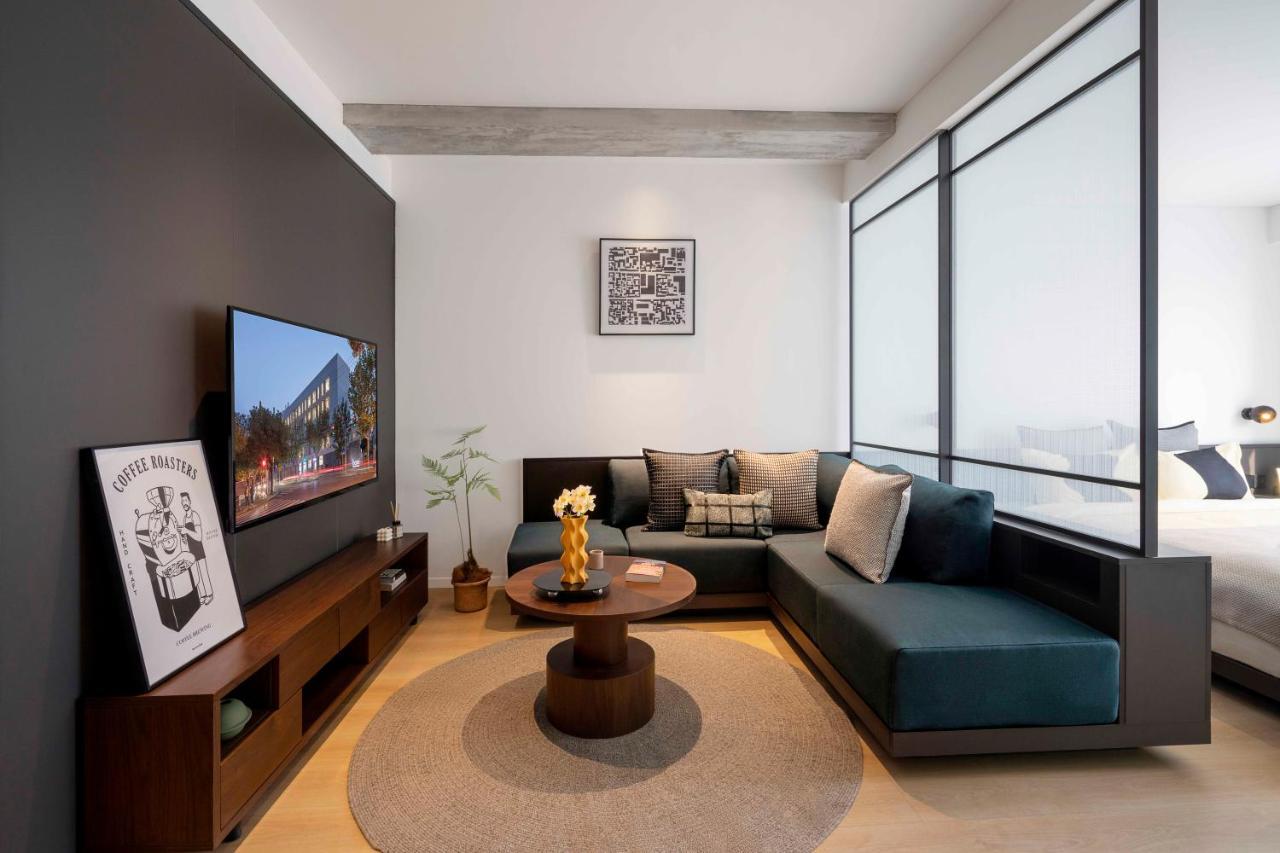 Base-Beijing Wangfujing Serviced Apartment- In Hutong &Bike Rental &Close To Forbidden City, Tian'Anmen Square &Subway Nearby &Free Coffee &Washing Machine,Kitchen &Restaurant Discount &English Speaking &High Speed Free Wifi Ngoại thất bức ảnh A living room