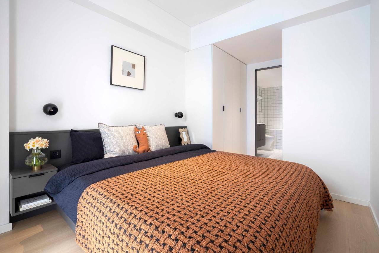 Base-Beijing Wangfujing Serviced Apartment- In Hutong &Bike Rental &Close To Forbidden City, Tian'Anmen Square &Subway Nearby &Free Coffee &Washing Machine,Kitchen &Restaurant Discount &English Speaking &High Speed Free Wifi Ngoại thất bức ảnh A bedroom