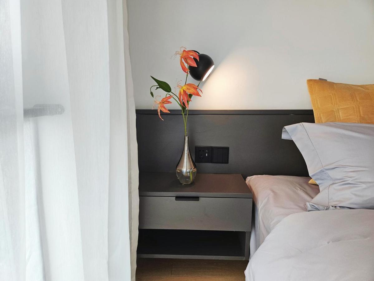Base-Beijing Wangfujing Serviced Apartment- In Hutong &Bike Rental &Close To Forbidden City, Tian'Anmen Square &Subway Nearby &Free Coffee &Washing Machine,Kitchen &Restaurant Discount &English Speaking &High Speed Free Wifi Ngoại thất bức ảnh A bedside table