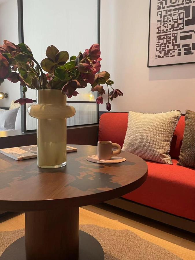 Base-Beijing Wangfujing Serviced Apartment- In Hutong &Bike Rental &Close To Forbidden City, Tian'Anmen Square &Subway Nearby &Free Coffee &Washing Machine,Kitchen &Restaurant Discount &English Speaking &High Speed Free Wifi Ngoại thất bức ảnh The interior of the cafe