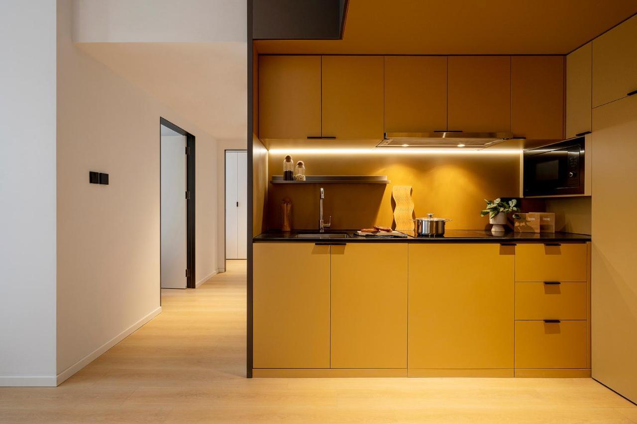 Base-Beijing Wangfujing Serviced Apartment- In Hutong &Bike Rental &Close To Forbidden City, Tian'Anmen Square &Subway Nearby &Free Coffee &Washing Machine,Kitchen &Restaurant Discount &English Speaking &High Speed Free Wifi Ngoại thất bức ảnh A kitchen in a private house