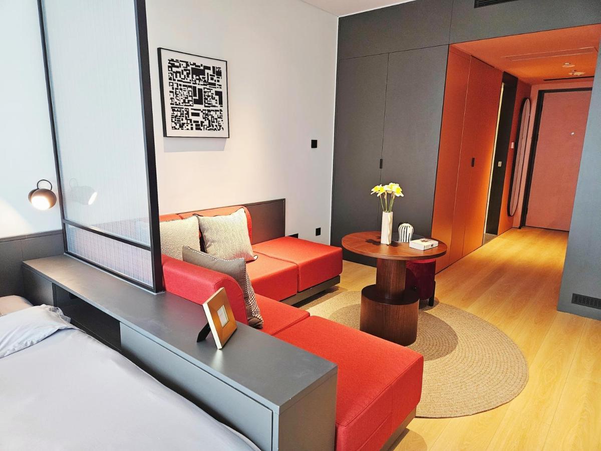 Base-Beijing Wangfujing Serviced Apartment- In Hutong &Bike Rental &Close To Forbidden City, Tian'Anmen Square &Subway Nearby &Free Coffee &Washing Machine,Kitchen &Restaurant Discount &English Speaking &High Speed Free Wifi Ngoại thất bức ảnh A room at the hotel