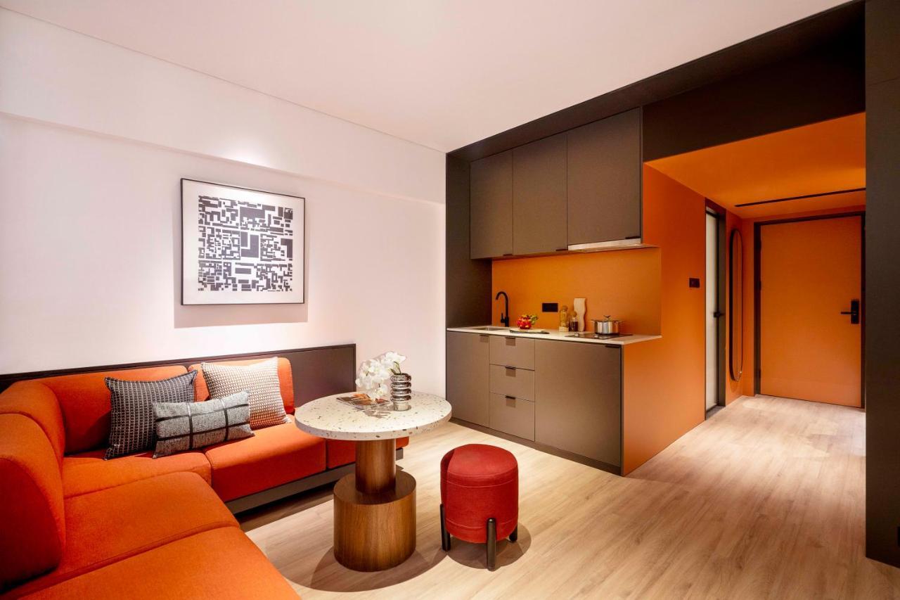 Base-Beijing Wangfujing Serviced Apartment- In Hutong &Bike Rental &Close To Forbidden City, Tian'Anmen Square &Subway Nearby &Free Coffee &Washing Machine,Kitchen &Restaurant Discount &English Speaking &High Speed Free Wifi Ngoại thất bức ảnh A suite at the hotel