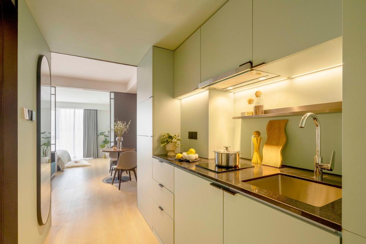 Base-Beijing Wangfujing Serviced Apartment- In Hutong &Bike Rental &Close To Forbidden City, Tian'Anmen Square &Subway Nearby &Free Coffee &Washing Machine,Kitchen &Restaurant Discount &English Speaking &High Speed Free Wifi Ngoại thất bức ảnh Kitchen