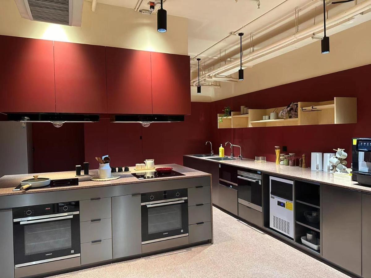 Base-Beijing Wangfujing Serviced Apartment- In Hutong &Bike Rental &Close To Forbidden City, Tian'Anmen Square &Subway Nearby &Free Coffee &Washing Machine,Kitchen &Restaurant Discount &English Speaking &High Speed Free Wifi Ngoại thất bức ảnh A typical kitchen