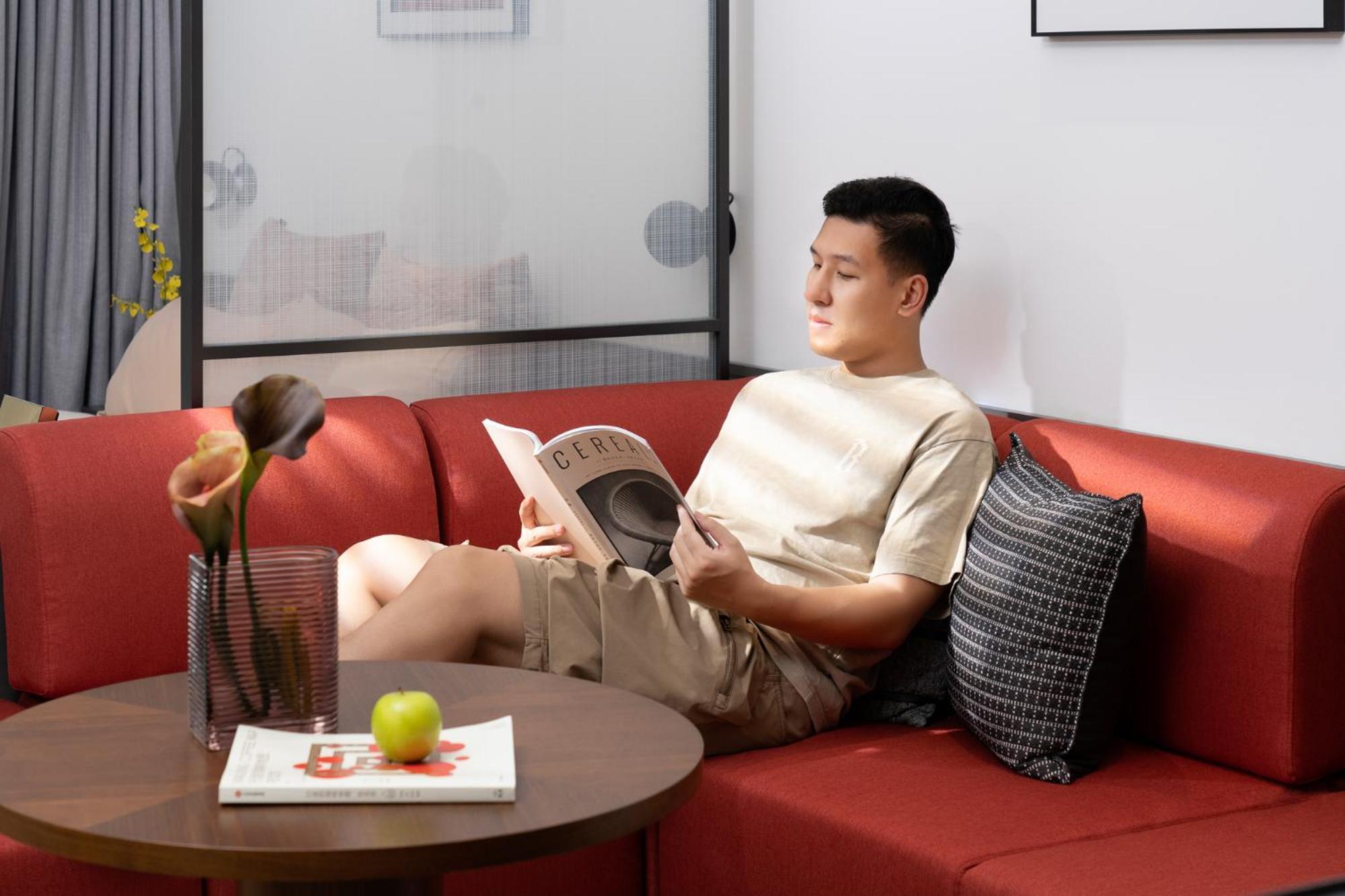 Base-Beijing Wangfujing Serviced Apartment- In Hutong &Bike Rental &Close To Forbidden City, Tian'Anmen Square &Subway Nearby &Free Coffee &Washing Machine,Kitchen &Restaurant Discount &English Speaking &High Speed Free Wifi Ngoại thất bức ảnh A man reading a book on a sofa