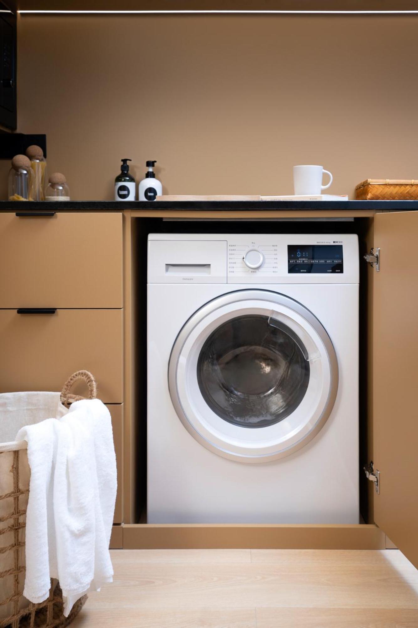 Base-Beijing Wangfujing Serviced Apartment- In Hutong &Bike Rental &Close To Forbidden City, Tian'Anmen Square &Subway Nearby &Free Coffee &Washing Machine,Kitchen &Restaurant Discount &English Speaking &High Speed Free Wifi Ngoại thất bức ảnh A front-loading washing machine