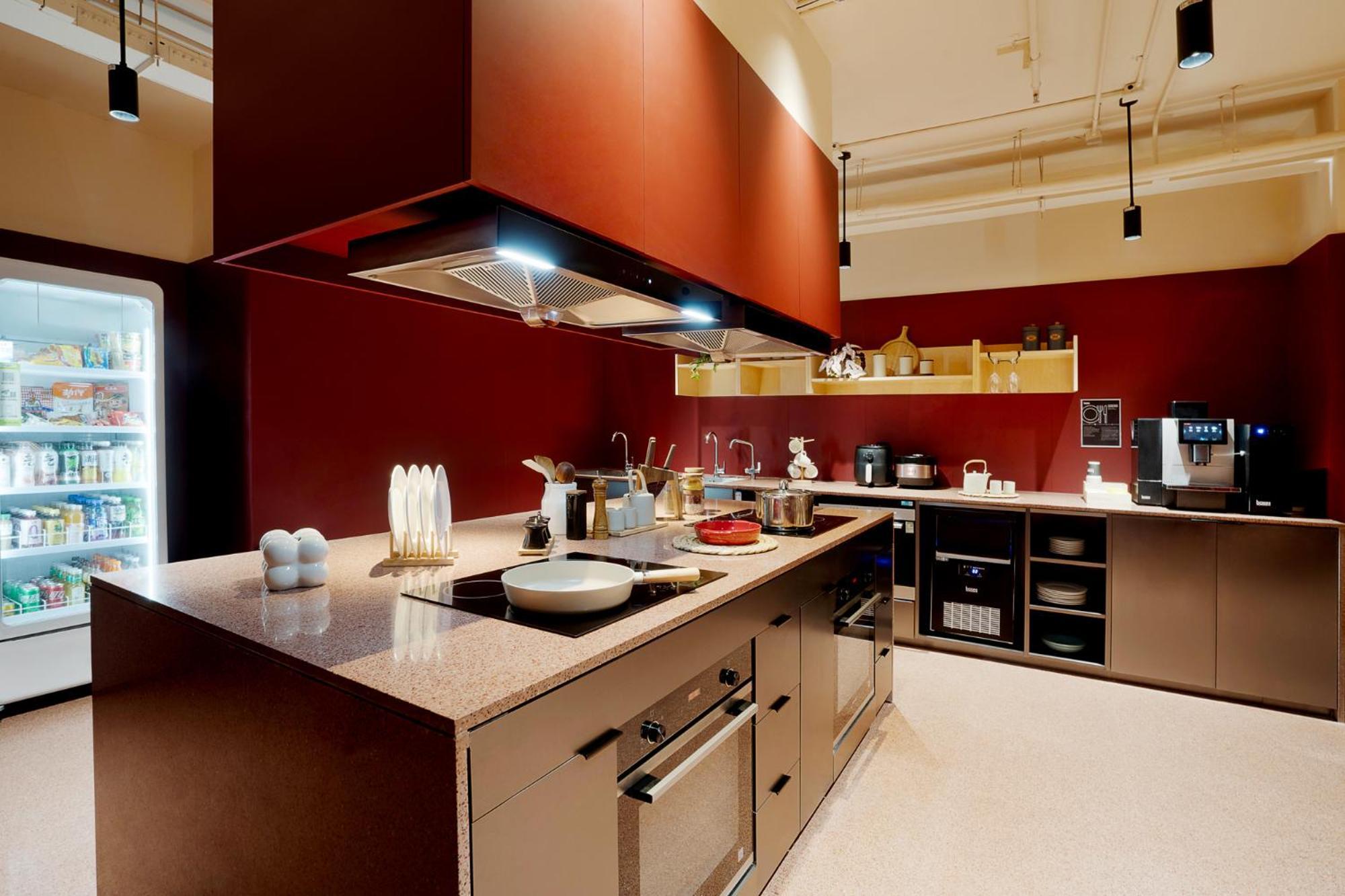 Base-Beijing Wangfujing Serviced Apartment- In Hutong &Bike Rental &Close To Forbidden City, Tian'Anmen Square &Subway Nearby &Free Coffee &Washing Machine,Kitchen &Restaurant Discount &English Speaking &High Speed Free Wifi Ngoại thất bức ảnh A typical kitchen