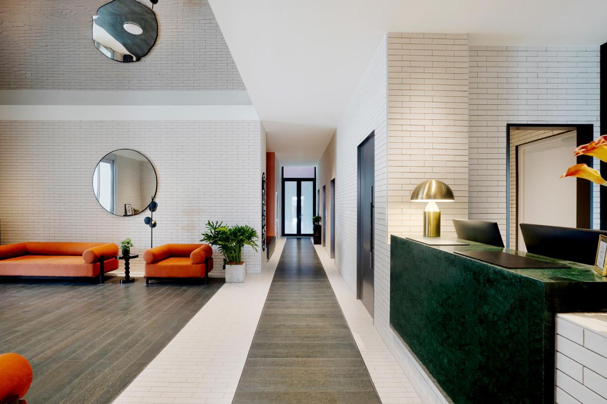 Base-Beijing Wangfujing Serviced Apartment- In Hutong &Bike Rental &Close To Forbidden City, Tian'Anmen Square &Subway Nearby &Free Coffee &Washing Machine,Kitchen &Restaurant Discount &English Speaking &High Speed Free Wifi Ngoại thất bức ảnh The lobby of 100 East 53rd Street