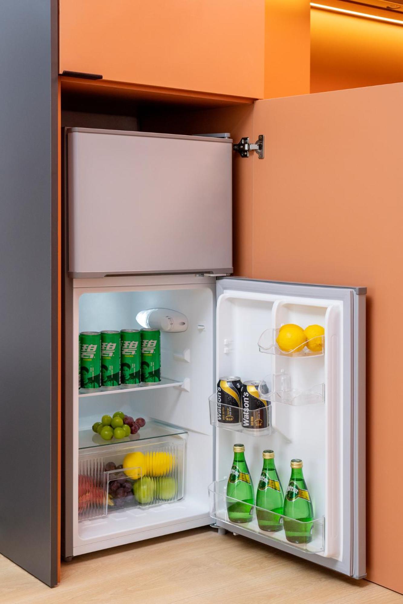 Base-Beijing Wangfujing Serviced Apartment- In Hutong &Bike Rental &Close To Forbidden City, Tian'Anmen Square &Subway Nearby &Free Coffee &Washing Machine,Kitchen &Restaurant Discount &English Speaking &High Speed Free Wifi Ngoại thất bức ảnh A refrigerator