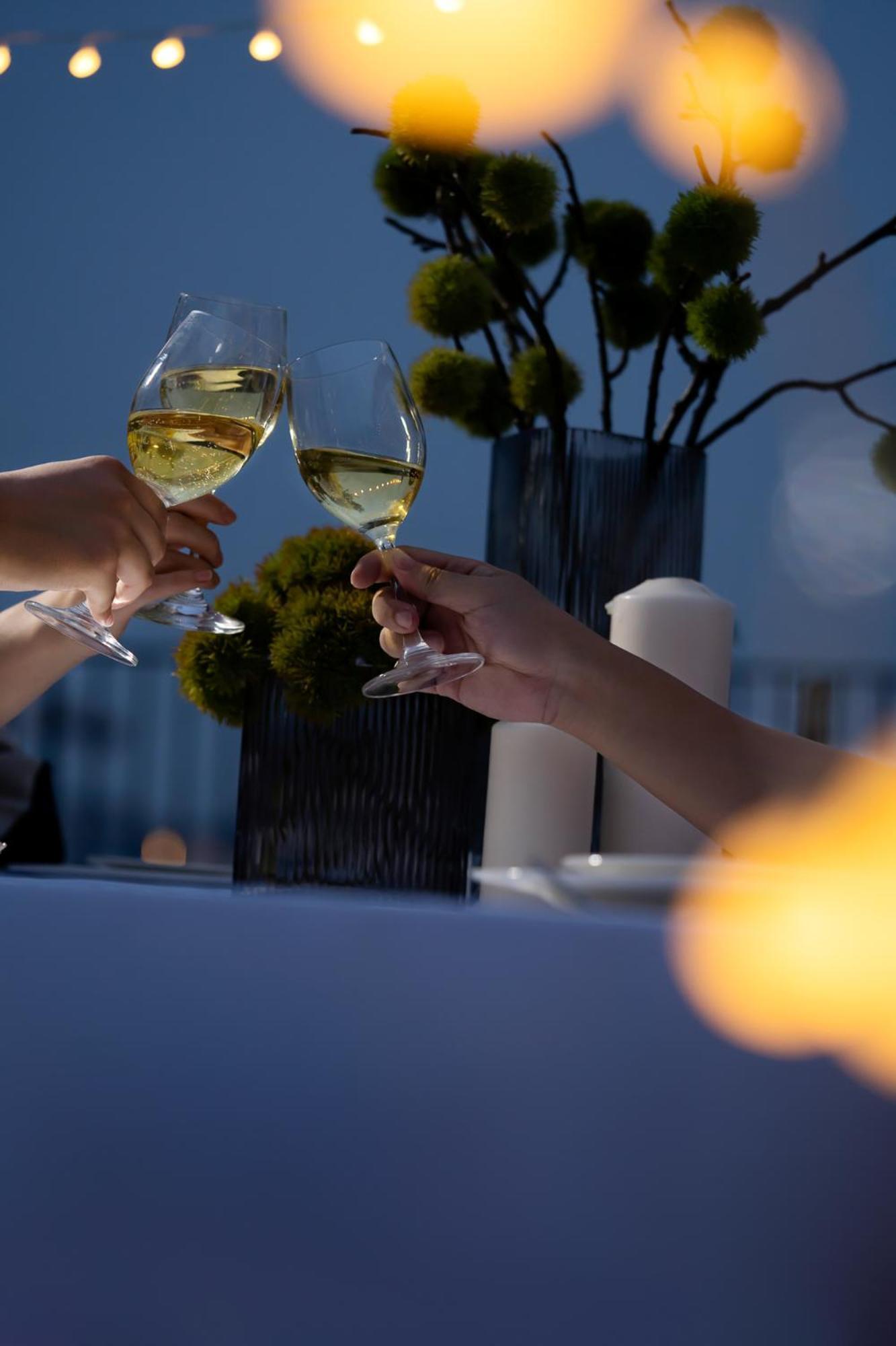 Base-Beijing Wangfujing Serviced Apartment- In Hutong &Bike Rental &Close To Forbidden City, Tian'Anmen Square &Subway Nearby &Free Coffee &Washing Machine,Kitchen &Restaurant Discount &English Speaking &High Speed Free Wifi Ngoại thất bức ảnh Wine glasses