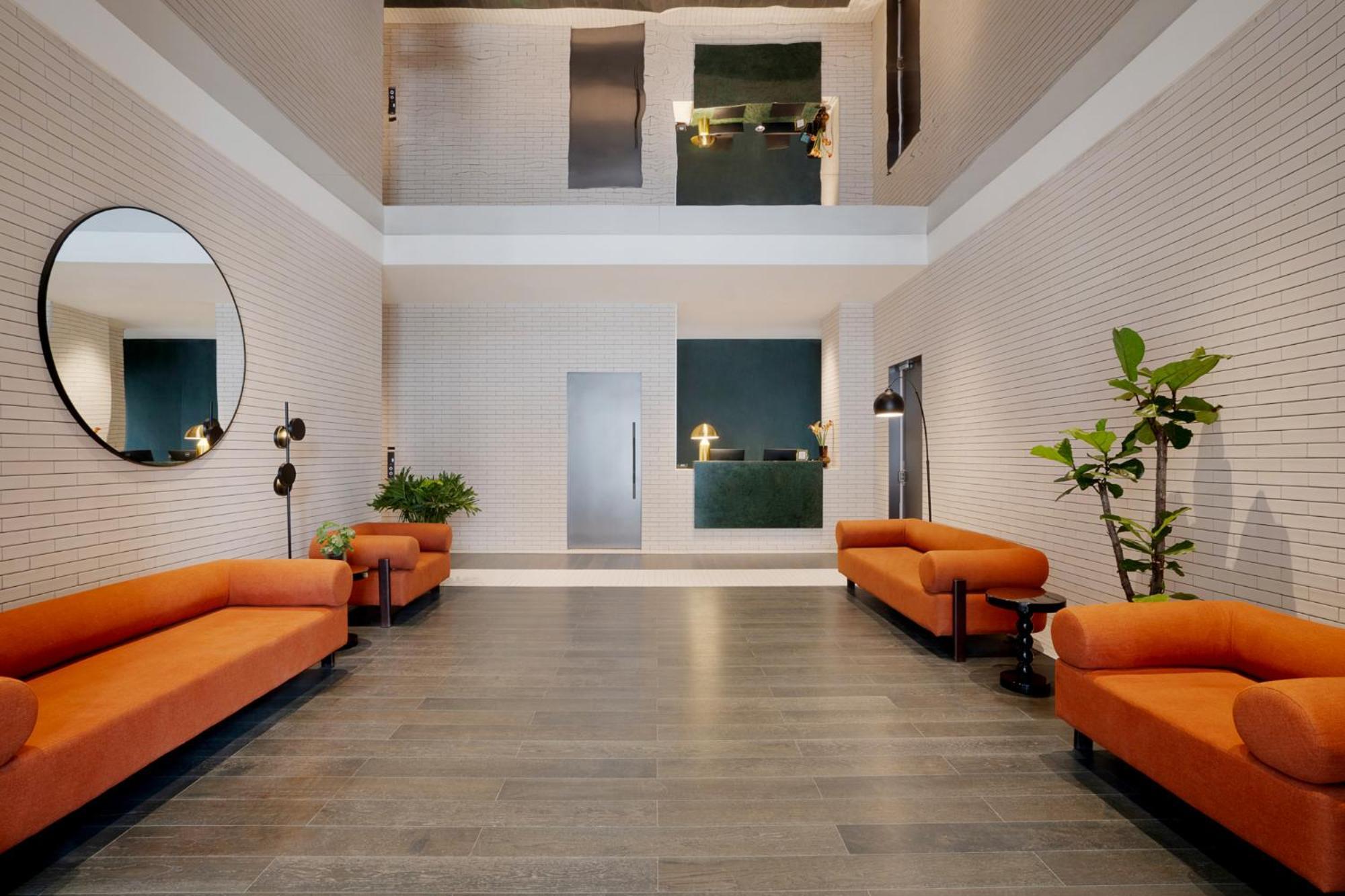 Base-Beijing Wangfujing Serviced Apartment- In Hutong &Bike Rental &Close To Forbidden City, Tian'Anmen Square &Subway Nearby &Free Coffee &Washing Machine,Kitchen &Restaurant Discount &English Speaking &High Speed Free Wifi Ngoại thất bức ảnh The lobby of the hotel