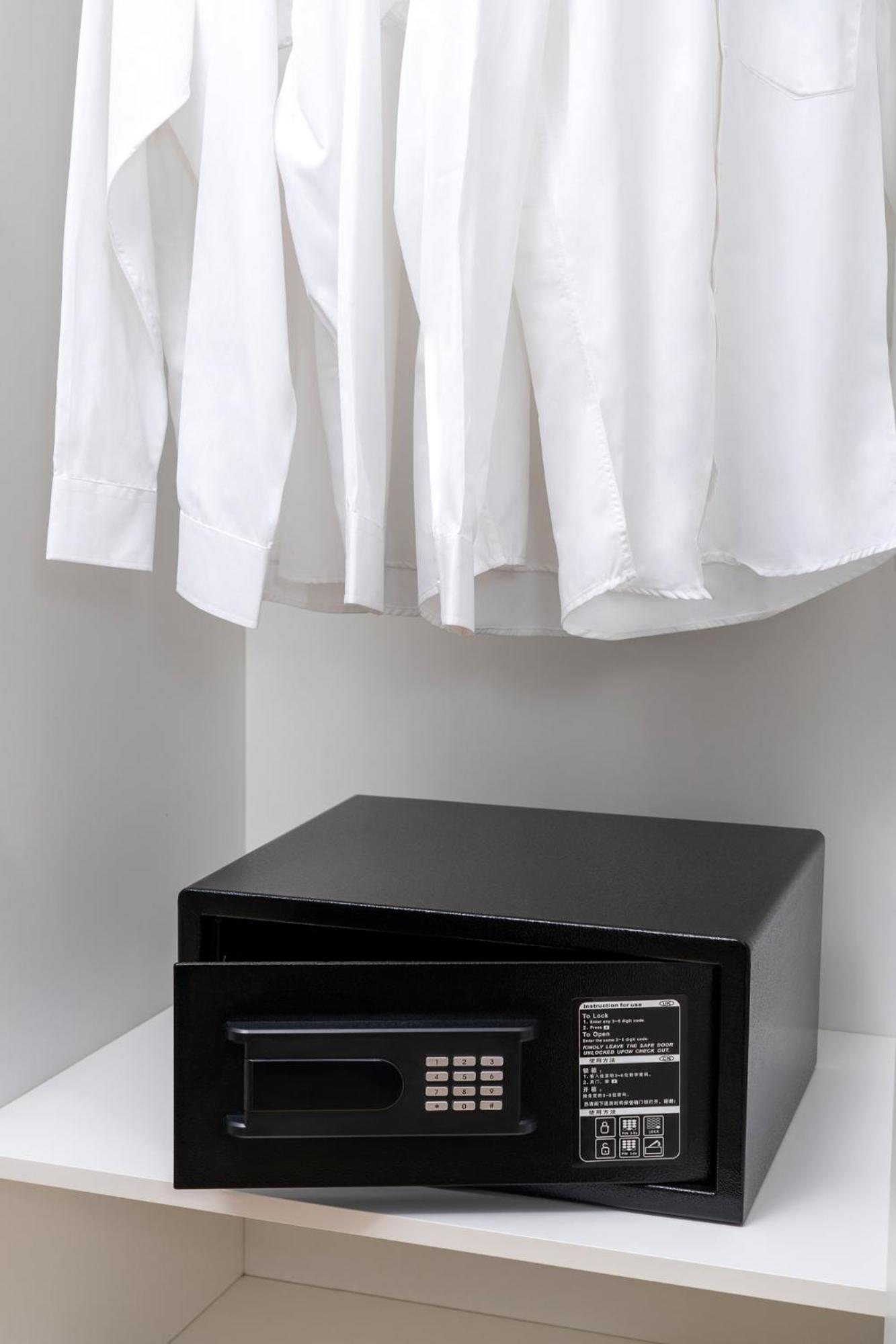 Base-Beijing Wangfujing Serviced Apartment- In Hutong &Bike Rental &Close To Forbidden City, Tian'Anmen Square &Subway Nearby &Free Coffee &Washing Machine,Kitchen &Restaurant Discount &English Speaking &High Speed Free Wifi Ngoại thất bức ảnh A shirt hanging on a clothes dryer