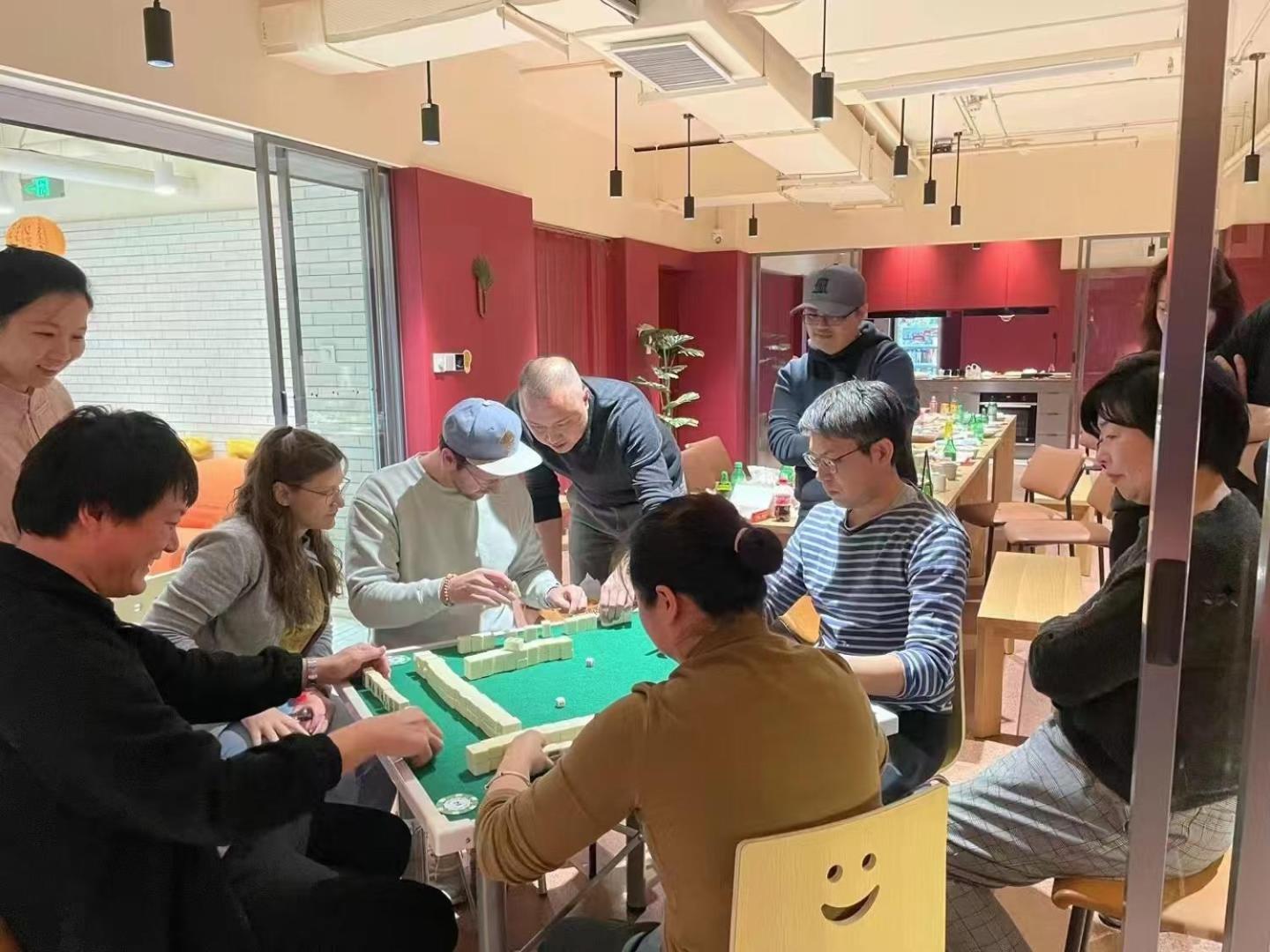 Base-Beijing Wangfujing Serviced Apartment- In Hutong &Bike Rental &Close To Forbidden City, Tian'Anmen Square &Subway Nearby &Free Coffee &Washing Machine,Kitchen &Restaurant Discount &English Speaking &High Speed Free Wifi Ngoại thất bức ảnh A mahjong game in progress
