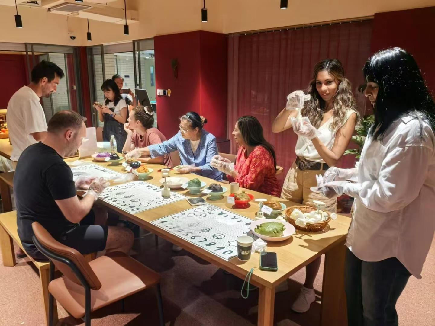 Base-Beijing Wangfujing Serviced Apartment- In Hutong &Bike Rental &Close To Forbidden City, Tian'Anmen Square &Subway Nearby &Free Coffee &Washing Machine,Kitchen &Restaurant Discount &English Speaking &High Speed Free Wifi Ngoại thất bức ảnh A tea ceremony at the University of Oxford