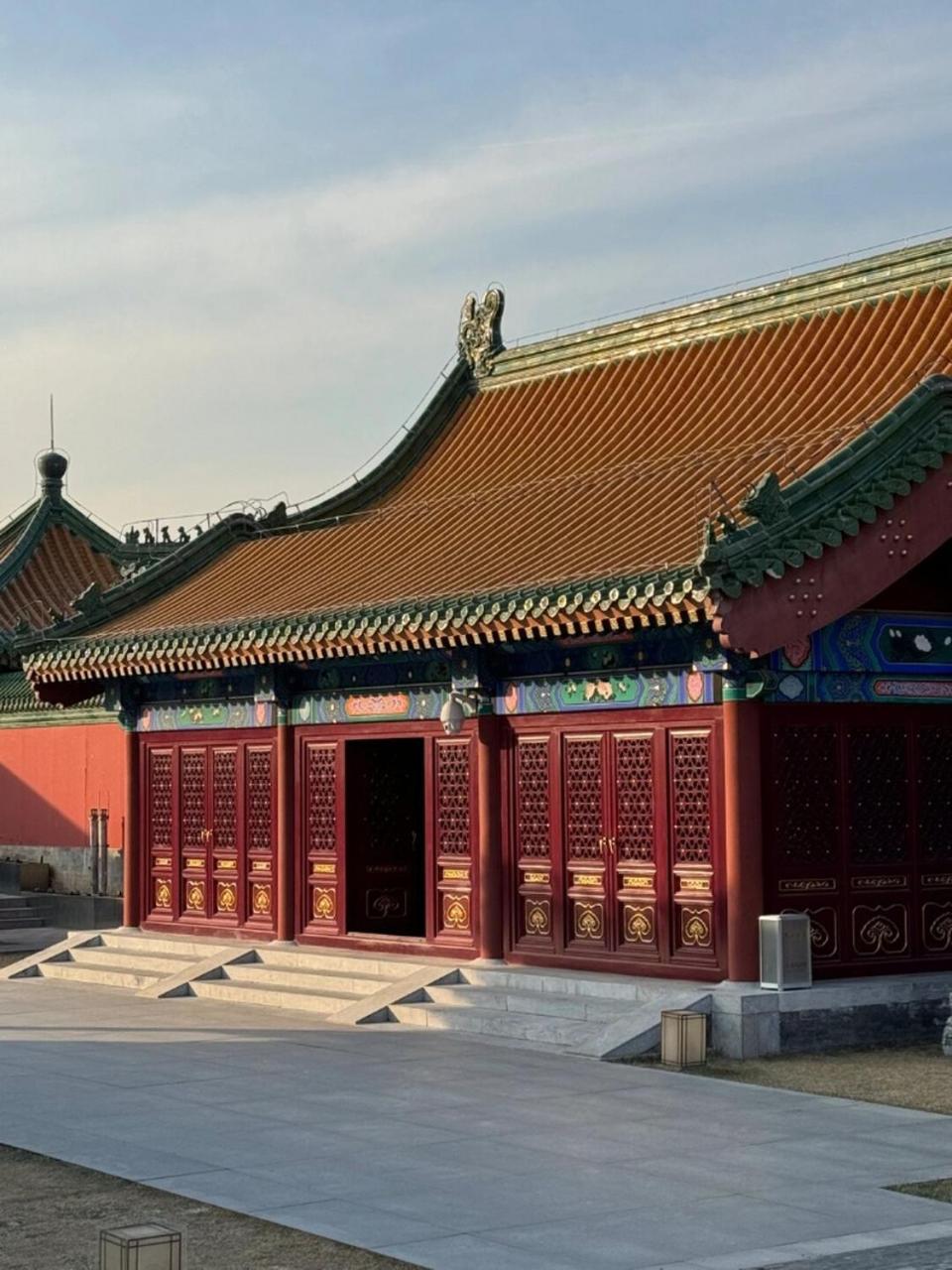 Base-Beijing Wangfujing Serviced Apartment- In Hutong &Bike Rental &Close To Forbidden City, Tian'Anmen Square &Subway Nearby &Free Coffee &Washing Machine,Kitchen &Restaurant Discount &English Speaking &High Speed Free Wifi Ngoại thất bức ảnh The gate of the temple