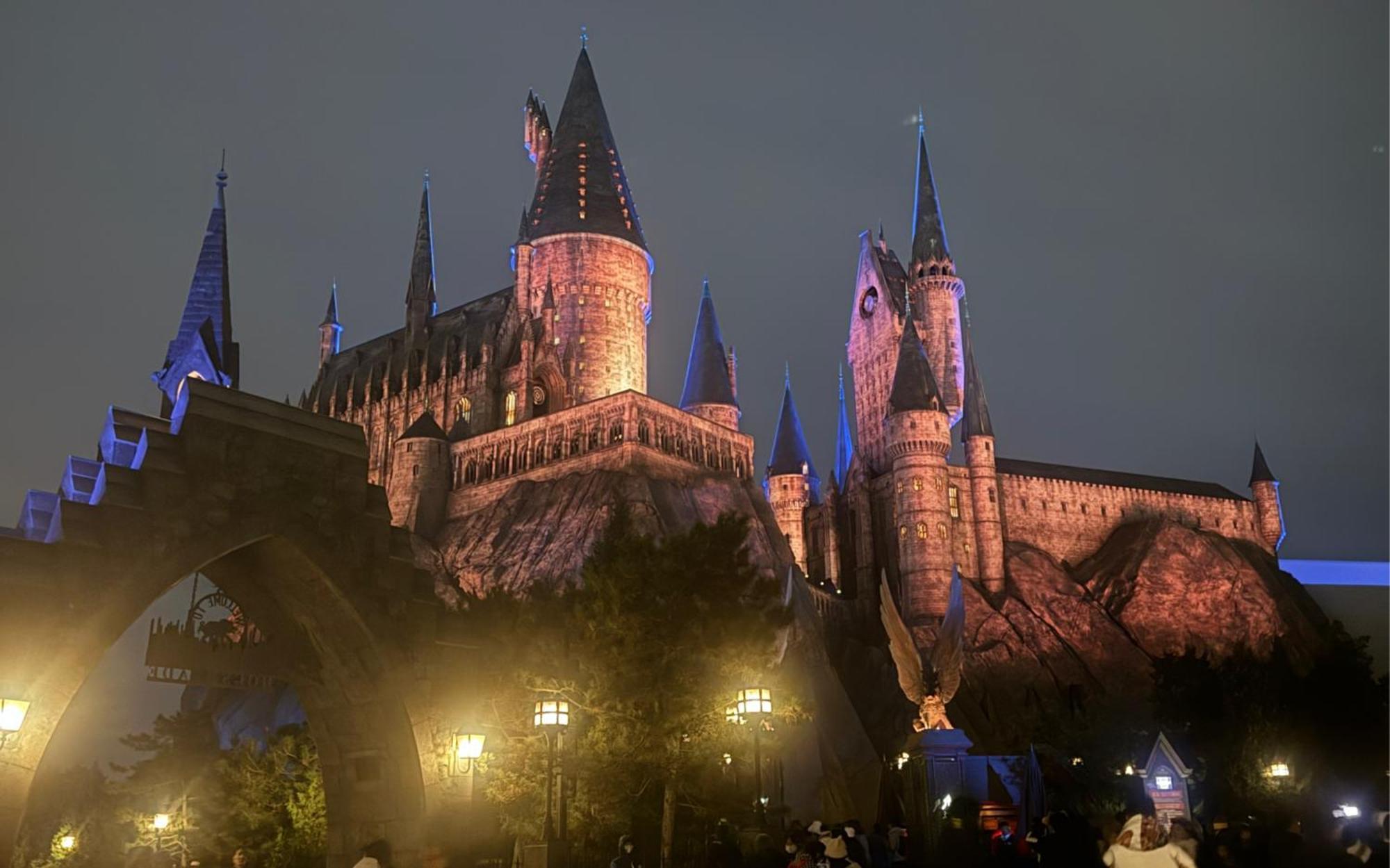 Base-Beijing Wangfujing Serviced Apartment- In Hutong &Bike Rental &Close To Forbidden City, Tian'Anmen Square &Subway Nearby &Free Coffee &Washing Machine,Kitchen &Restaurant Discount &English Speaking &High Speed Free Wifi Ngoại thất bức ảnh Hogwarts Castle at The Wizarding World of Harry Potter