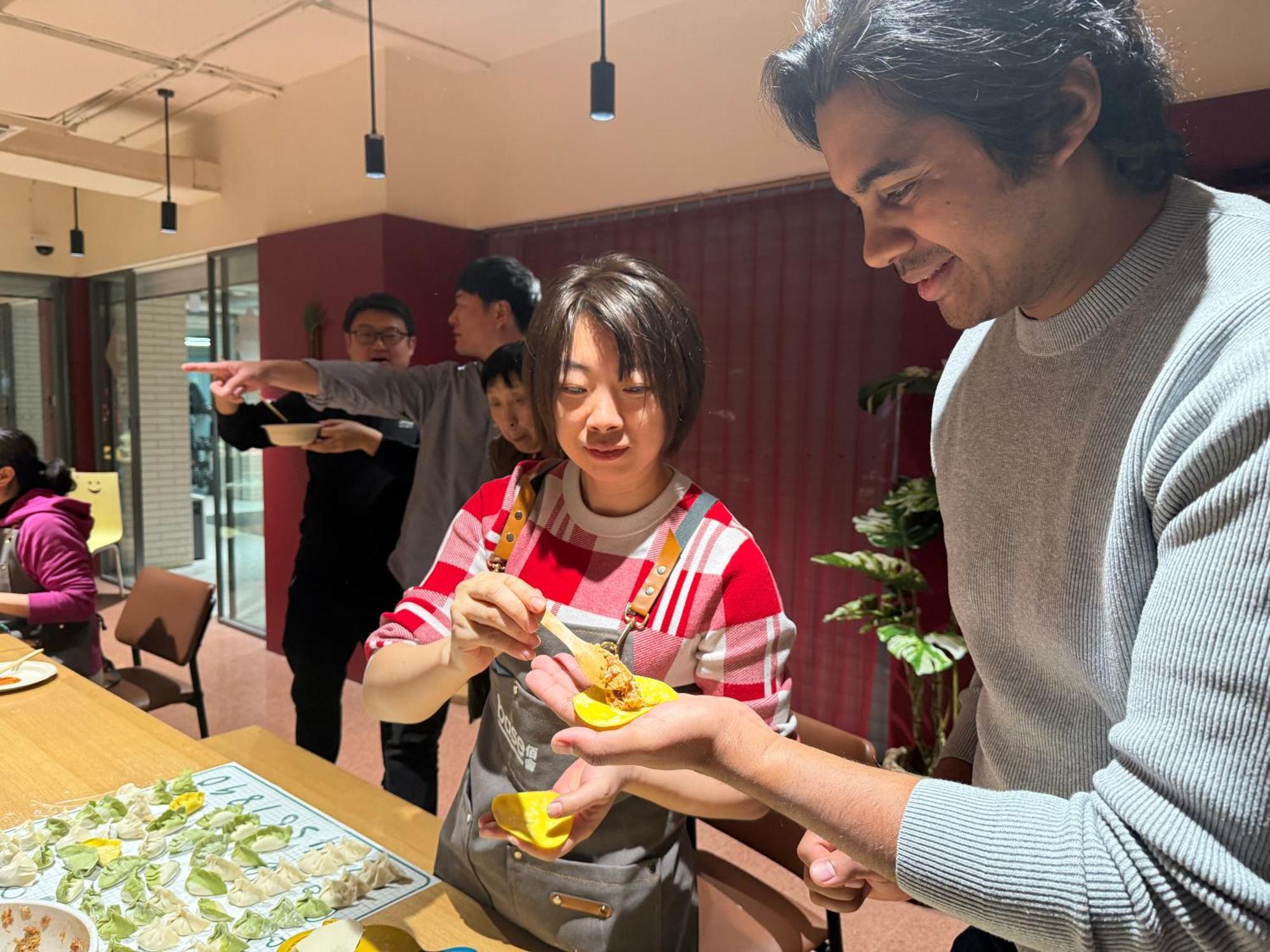 Base-Beijing Wangfujing Serviced Apartment- In Hutong &Bike Rental &Close To Forbidden City, Tian'Anmen Square &Subway Nearby &Free Coffee &Washing Machine,Kitchen &Restaurant Discount &English Speaking &High Speed Free Wifi Ngoại thất bức ảnh A woman and a man at a restaurant in Tokyo, Japan