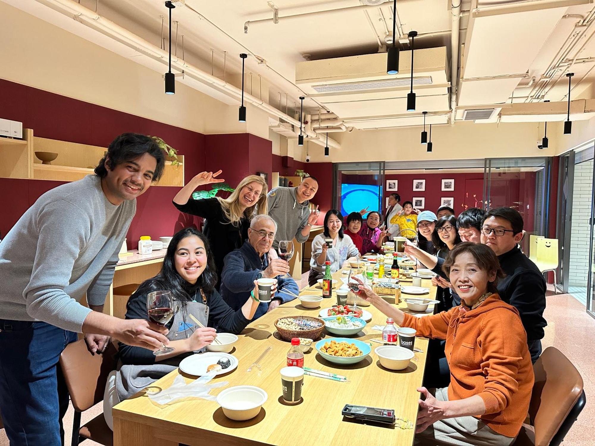 Base-Beijing Wangfujing Serviced Apartment- In Hutong &Bike Rental &Close To Forbidden City, Tian'Anmen Square &Subway Nearby &Free Coffee &Washing Machine,Kitchen &Restaurant Discount &English Speaking &High Speed Free Wifi Ngoại thất bức ảnh A group of students from the University of Hong Kong, 2019