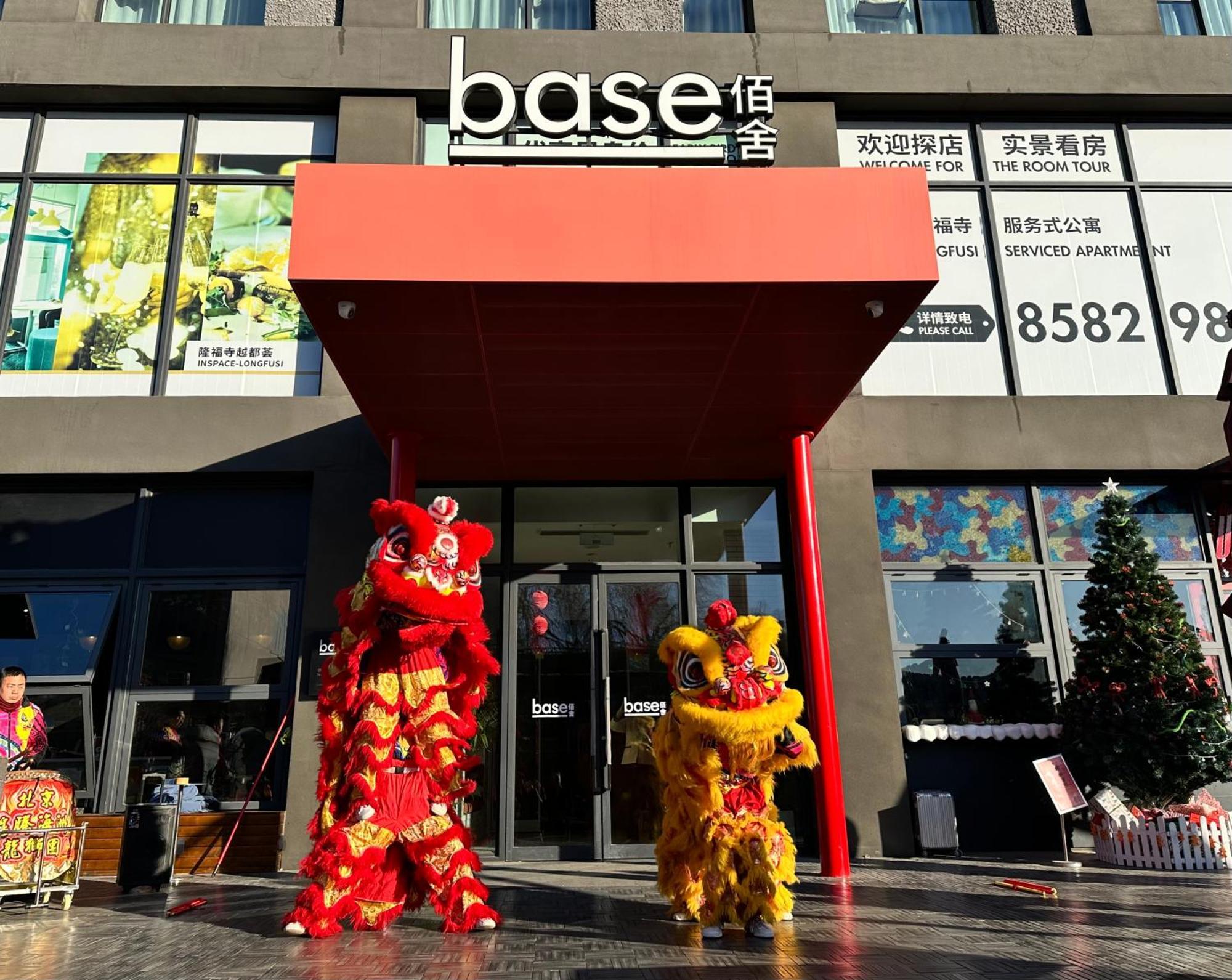 Base-Beijing Wangfujing Serviced Apartment- In Hutong &Bike Rental &Close To Forbidden City, Tian'Anmen Square &Subway Nearby &Free Coffee &Washing Machine,Kitchen &Restaurant Discount &English Speaking &High Speed Free Wifi Ngoại thất bức ảnh Chinese New Year celebrations at Base Shopping Centre