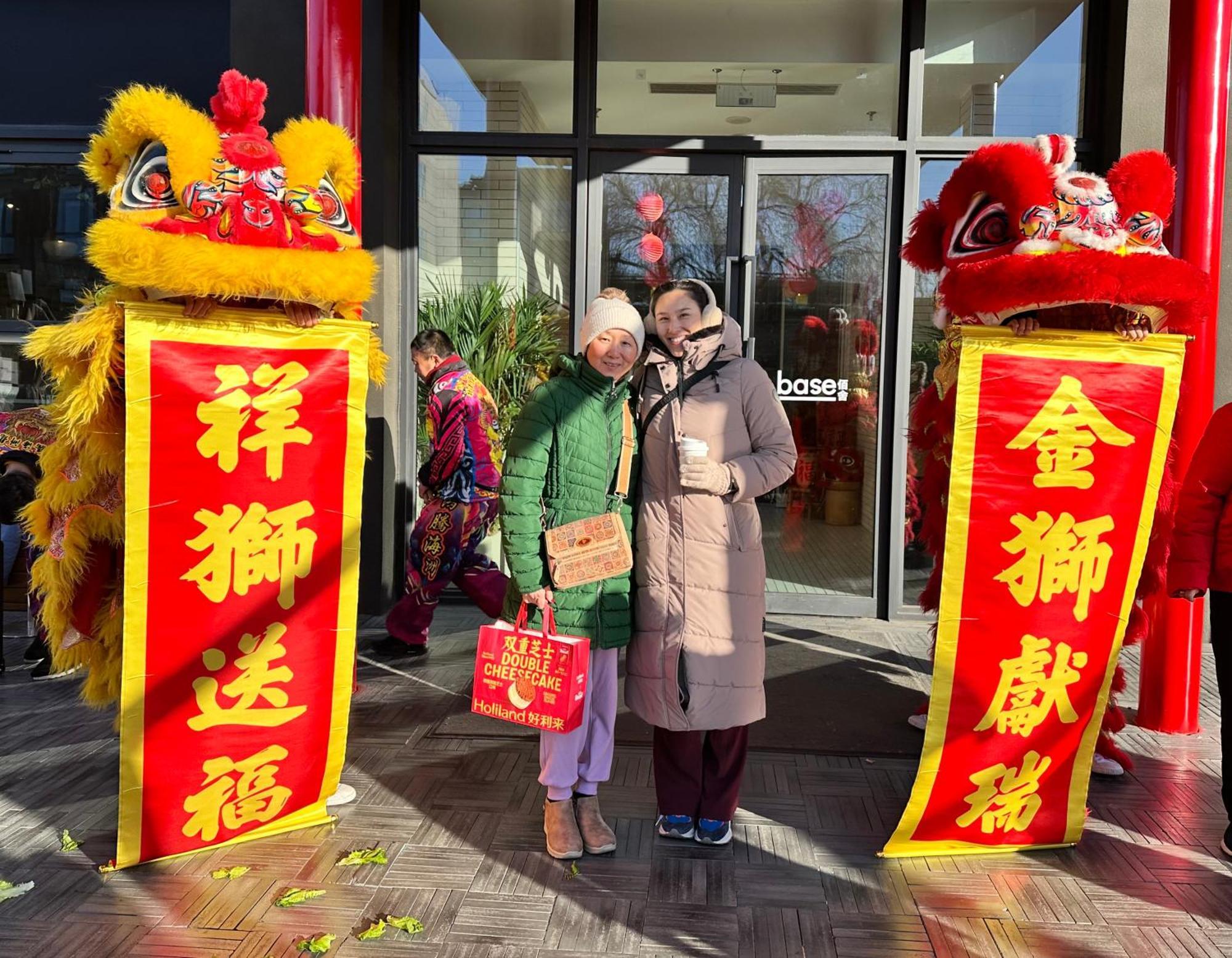Base-Beijing Wangfujing Serviced Apartment- In Hutong &Bike Rental &Close To Forbidden City, Tian'Anmen Square &Subway Nearby &Free Coffee &Washing Machine,Kitchen &Restaurant Discount &English Speaking &High Speed Free Wifi Ngoại thất bức ảnh Chinese New Year celebrations at the shopping centre in 2018